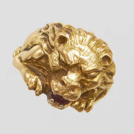 Ring Lejon med rubin samt diamanter 2 x ca 0,005ct, stl 19¼, bredd 4,5-21,5mm, personlig gravyr, små repor, 18K Vikt: 26,8 g