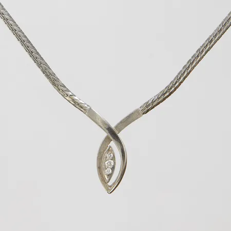 Collier med 3 diamanter, 1 x ca 0,05ct, 2 x ca 0,02ct, längd ca 43cm, vitguld, delvis satinerad yta, italienska stämplar, gravyr, 18K, Vikt: 15,5g Vikt: 15,5 g
