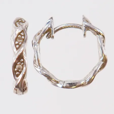 Ett par örhängen creoler med vit stenar Ø11,5mm bredd 3mm lösa lås Silver 925/1000.  Vikt: 2,4 g