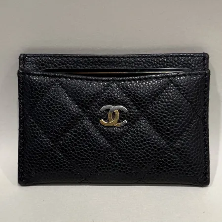 Korthållare Chanel Classic serie-nr 31177471 7,5x11 cm, svart caviar läder, guldfärgade beslag, färgbortfall på märke, färg fläckar på läder, certifikat, kvittokopia från 2021, fodral, ytterkartong  Vikt: 0 g