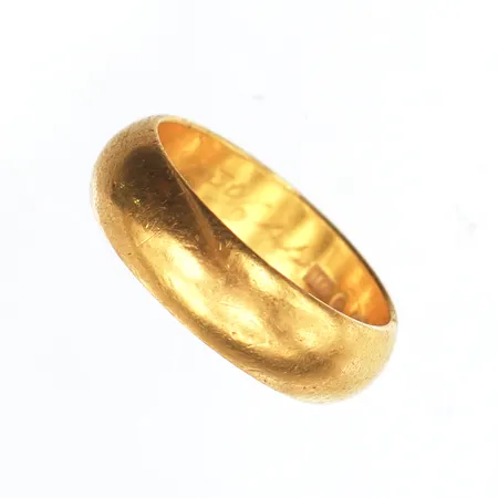 Ring slät med gravyr,storlek 18 mm,bredd 6.1 mm,23k. Vikt: 9,1 g