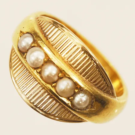 Ring med pärlor, stl 16½, bredd 12,7mm, gravyr, repig, 23K  Vikt: 9,4 g