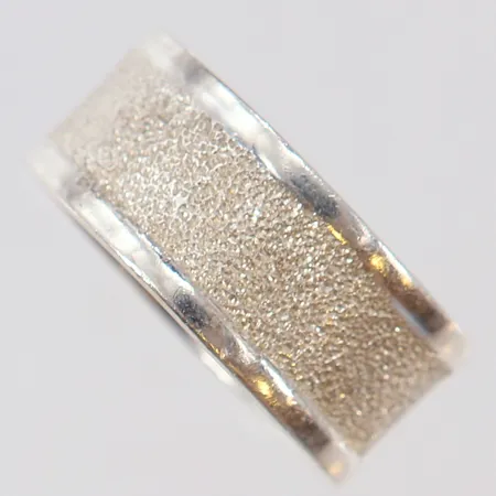 Ring borstad dekor stl:18, bredd 9mm, 925/1000 silver Vikt: 7,9 g