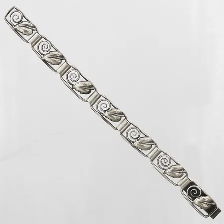 Armband med mönsterdekor längd 18cm, bredd 12mm, Ge-Kå-Smyckek G Kaplan , Stockholm år 1948, silver 830/1000  Vikt: 16,9 g