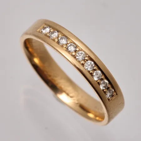 Ring stl:17¾ bredd 4mm, 9st Diamanter 0,18ct, Schalins 18K, personlig gravyr, 4,37g.