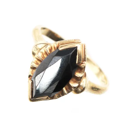 Ring med hematit,storlek 18 mm,bredd 1.8-16.6 mm,10k. Vikt: 3,8 g