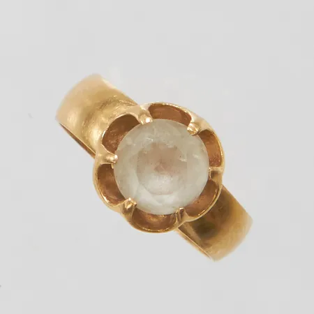 Ring med vit sten, stl:17¾, bredd 5,5-11mm, personlig gravyr, repig, sten lös i fattning, 18K, Vikt: 6,3g Vikt: 6,3 g