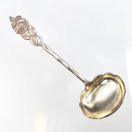 Serveringssked stämplad Finland,längd ca 18 cm,silver 813/1000. Vikt: 46,6 g