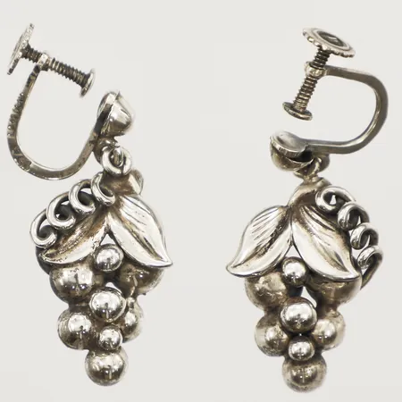 Ett par örhängen med vindruvor, längd 31,5mm, bredd 16mm, skruvlås, silver Vikt: 6 g