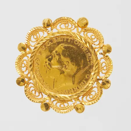 Ring med myntliknande föremål stl:18½, justerbar storlek, bredd ca 2-30mm, skev, repor, 21K Vikt: 7,4 g