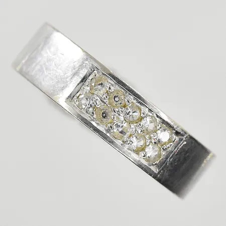 Ring med vita stenar stl:16¾, bredd 5mm, vitguld, 18K. Vikt: 4,4 g