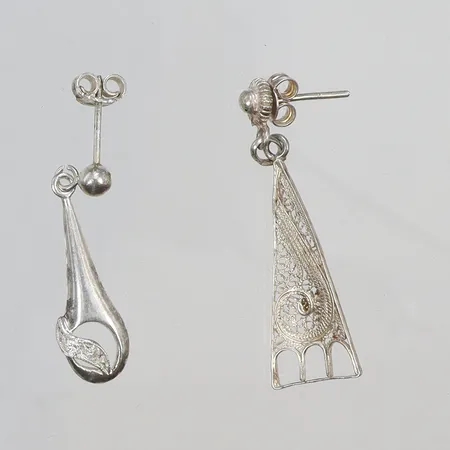 Två udda Örhängen silver 925/1000 Vikt: 2,9 g