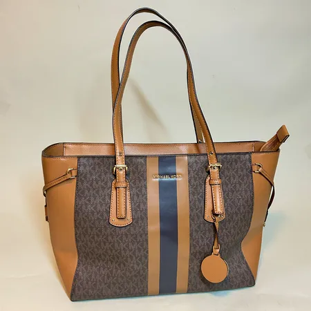 Väska Michael Kors Voyage brun 26 x 33 x 15cm, tre stora fack fem mindre, monogram, någon fläck inuti, dustbag