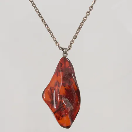 Collier med bärnstenshänge ca 58mm, 78cm 830/1000 Silver bruttovikt 24,5g.