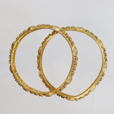 Två armringar, defekta, 21K Vikt: 35,7 g