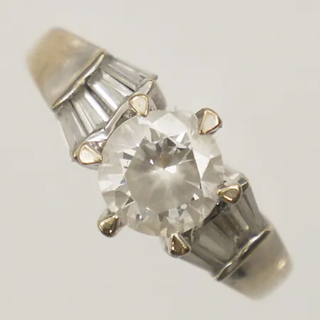 Ring med vita stenar, stl 17¾, bredd 3,7-9,8mm, vitguld, behov av omrodiering, 18K  Vikt: 7,4 g