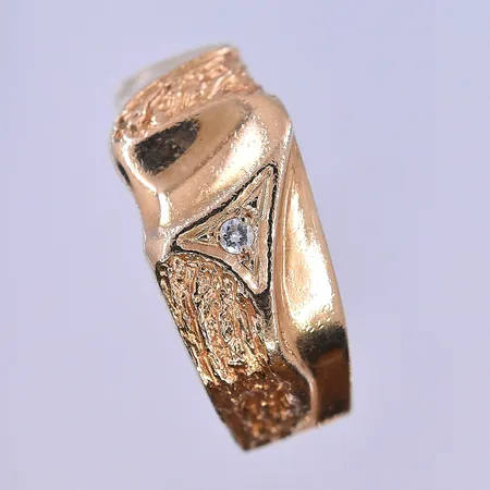 Ring stl:19, bredd 3-10 mm 18K. Vikt: 5,6 g