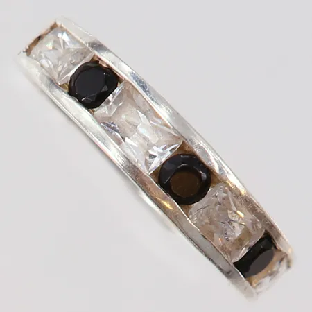 Ring med vita och svarta stenar stl:16½, bredd 3-4,5mm, 925/1000 silver Vikt: 2,7 g