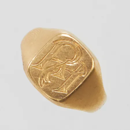 Klackring stl:18½, bredd 3,5-12,5mm, monogramgravyr, Bengt Hallberg Guldsmed, Köping, 18K, Vikt: 9,5g Vikt: 9,5 g