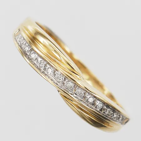 Ring med åttkantsslipade diamanter totalt ca 0,07ct, kvalitet ca W(H)/SI, stl: 18¼, tillverkad av Guldfynd AB (GHA), 18K guld Vikt: 2,8 g