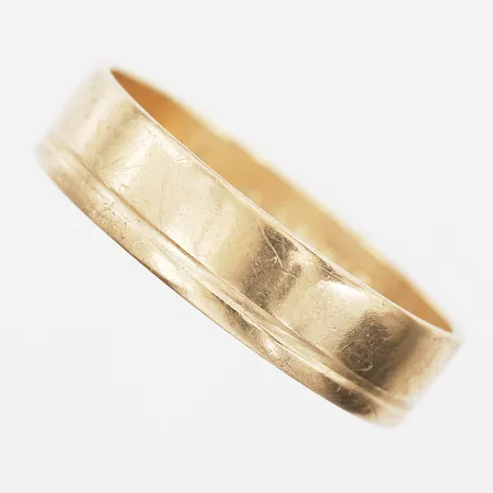 Ring stl 19¾, bredd 6mm, Guldteknik i Köping AB, gravyr, ojämnheter, 9K Vikt: 3,3 g