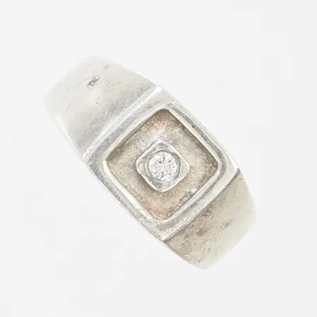Klackring med vit sten stl:18, bredd 3-10mm, 925/1000 silver, Vikt: 6,2g Vikt: 6,2 g