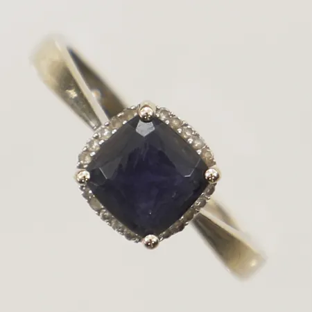 Ring med vita samt blå stenar, stl 16, GHA, vitguld 18K Vikt: 2 g