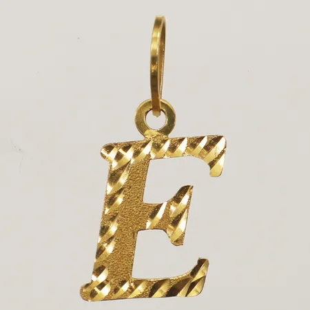 Hänge bokstaven "E" längd ca 7mm, bredd 8,2-11,6mm, skev 18K  Vikt: 1 g