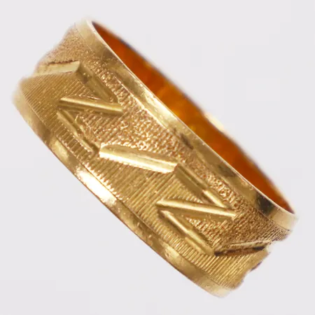 Ring mönsterdekor stl:17½, bredd 7,3mm, skev, 22K  Vikt: 5,2 g