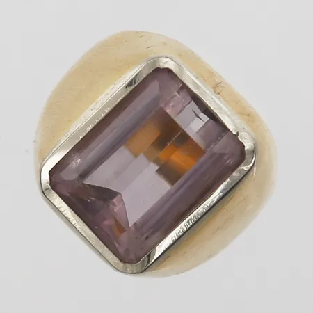 Klackring med smaragdslipad sten, tvåfärgad, stl: 16¾, bredd: 5 - 17 mm, 18K guld. Bruttovikt: 10,0g Vikt: 10 g