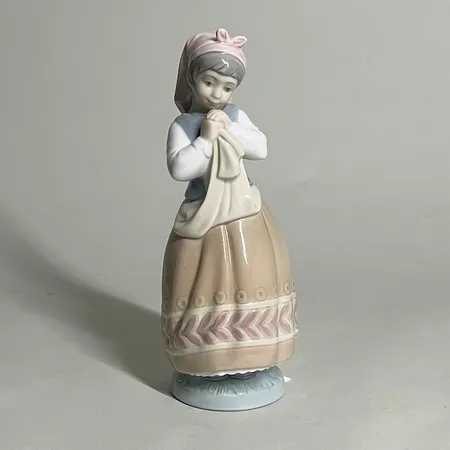 Figurin lladro flicka Daisa 1978 42cm Skickas med paket.