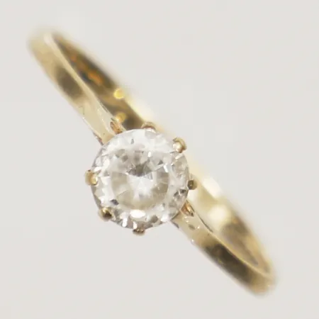 Ring med vit sten 16½, skev 9K Vikt: 1,2 g