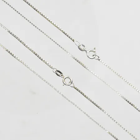 2 kedjor Venezia längd 45½-46½cm, bredd 1mm, 925/1000 silver. Vikt: 6,2 g