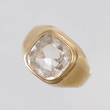 Klackring med vit sten, stl 17½, bredd 2-11mm, gravyr, 18K Vikt: 3,6 g