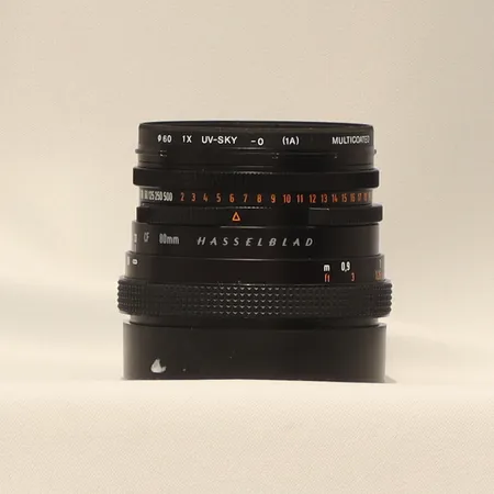 Objektiv Hasselblad Carl Zeiss Hasselblad Planar 2,8/80 snr. 6662876, CF 80mm, saknar del vid bländarringen.  Vikt: 0 g