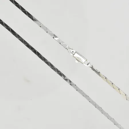 Collier halvstel modell längd 80cm, bredd 2mm, 835/1000 silver. Vikt: 13,8 g