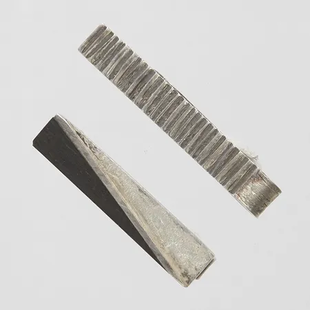 2 Slipsklämmor, längd 3,5-4cm, bredd ca 6,5-7,5mm, trädetalj, något lös, 925/1000 silver Vikt: 10,6 g