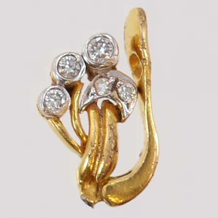 Udda örhänge med diamanter 1 x 0,03ct 2 x 0,02ct 2 x 0,01ct defekt 22K.   Vikt: 1,7 g