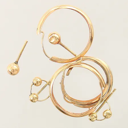 Diverse guldsmycken buckliga, repiga, saknar snurrebus på samtliga 18K Vikt: 1,8 g