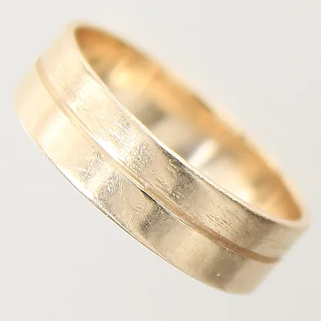 Ring med dekor stl:19 bredd 6mm 14K Vikt: 3,8 g