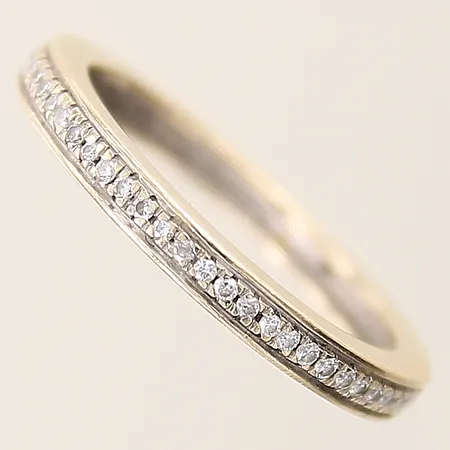 Ring med diamanter 36x 0,005ct stl: 17¼ bredd 2,5mm, behov av omrodinering 18K Vikt: 3 g