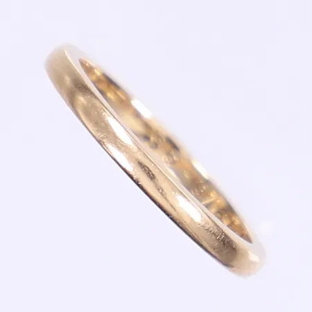 Ring slät stl:16¼ bredd 2mm gravyr 18K Vikt: 2,6 g