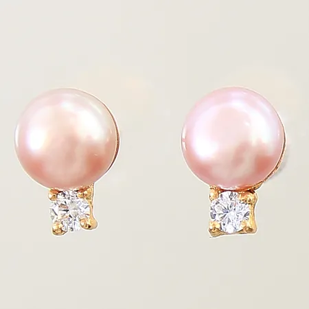 Örhängen med odlade pärlor 15x10mm saknar snurrebusar 18K  Vikt: 1,8 g