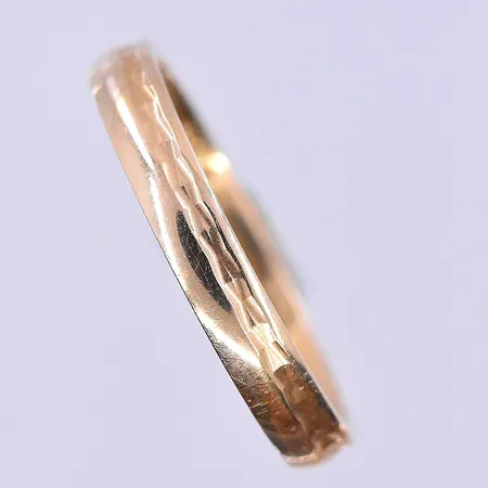 Ring stl:17¾, graverad 18K. Vikt: 2,9 g