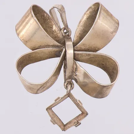 Hänge rosett 35mm Stigbert år 1946, defekt sten saknas, 830/1000 silver Vikt: 4,1 g