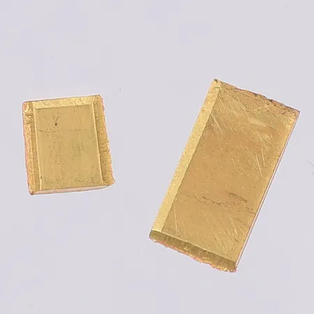 Två guldbitar, 18K Vikt: 1 g