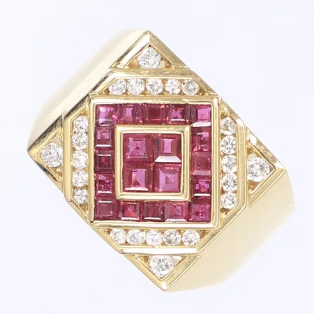 Ring med diamanter 4x ca 0,04ct 20x ca 0,02ct samt prinsesslipade rubiner stl:21, bredd 5-16mm, ostämplad, mindre sprickor på insidan av ringens skena, stenar utan anmärkning, 18K Vikt: 17,8 g