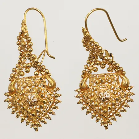 Ett par örhängen, längd 43mm, bredd 21mm, defekta 22K Vikt: 7,2 g