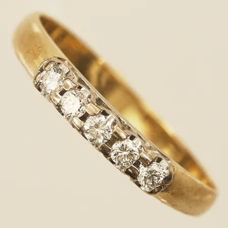 Ring med diamanter 5xca0,03ct, stl 17, bredd 2,9mm, vassa kanter på skenan, 14K Vikt: 1,8 g