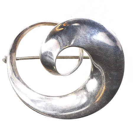 Brosch Möbius/Continuity design Vivianna Torun-Hube nummer 443 för Georg Jensen,längd ca 40 mm,silver 925/1000. Vikt: 8,7 g